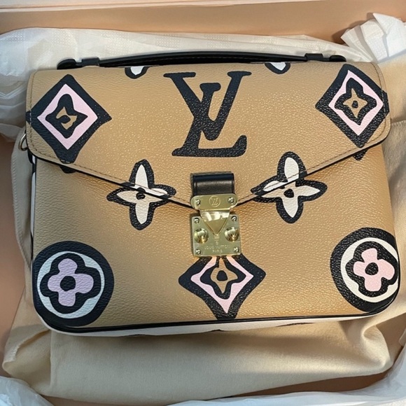 Louis Vuitton Pochette Metis Monogram
Wild At Heart Crossbody - Picture 1 of 7